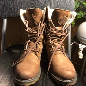 ROOTS Leather boots